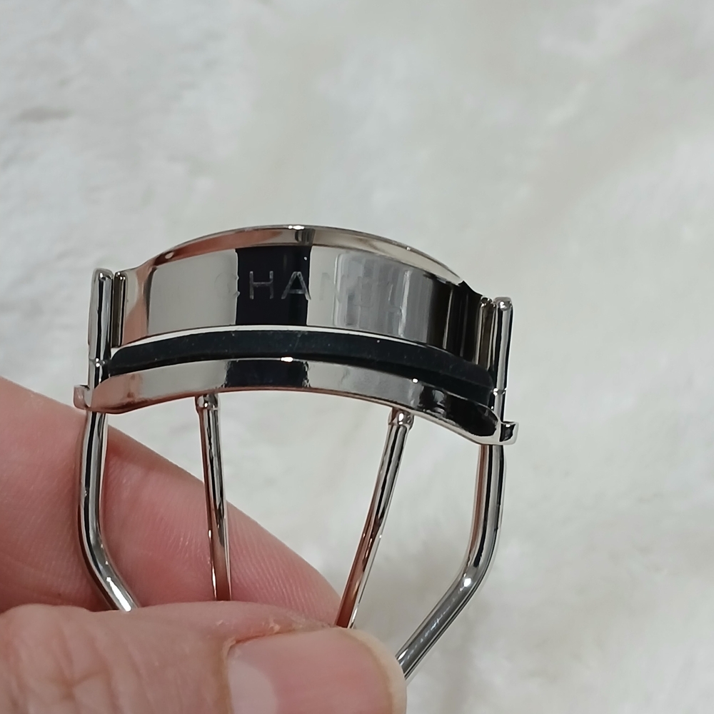 CHANEL Silver Eyelash Curler - Picture 4 of 4